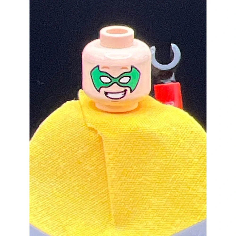 LEGO DC Super Heroes Robin Minifigure sh0112a Red Green Yellow Cape Boy Wonder